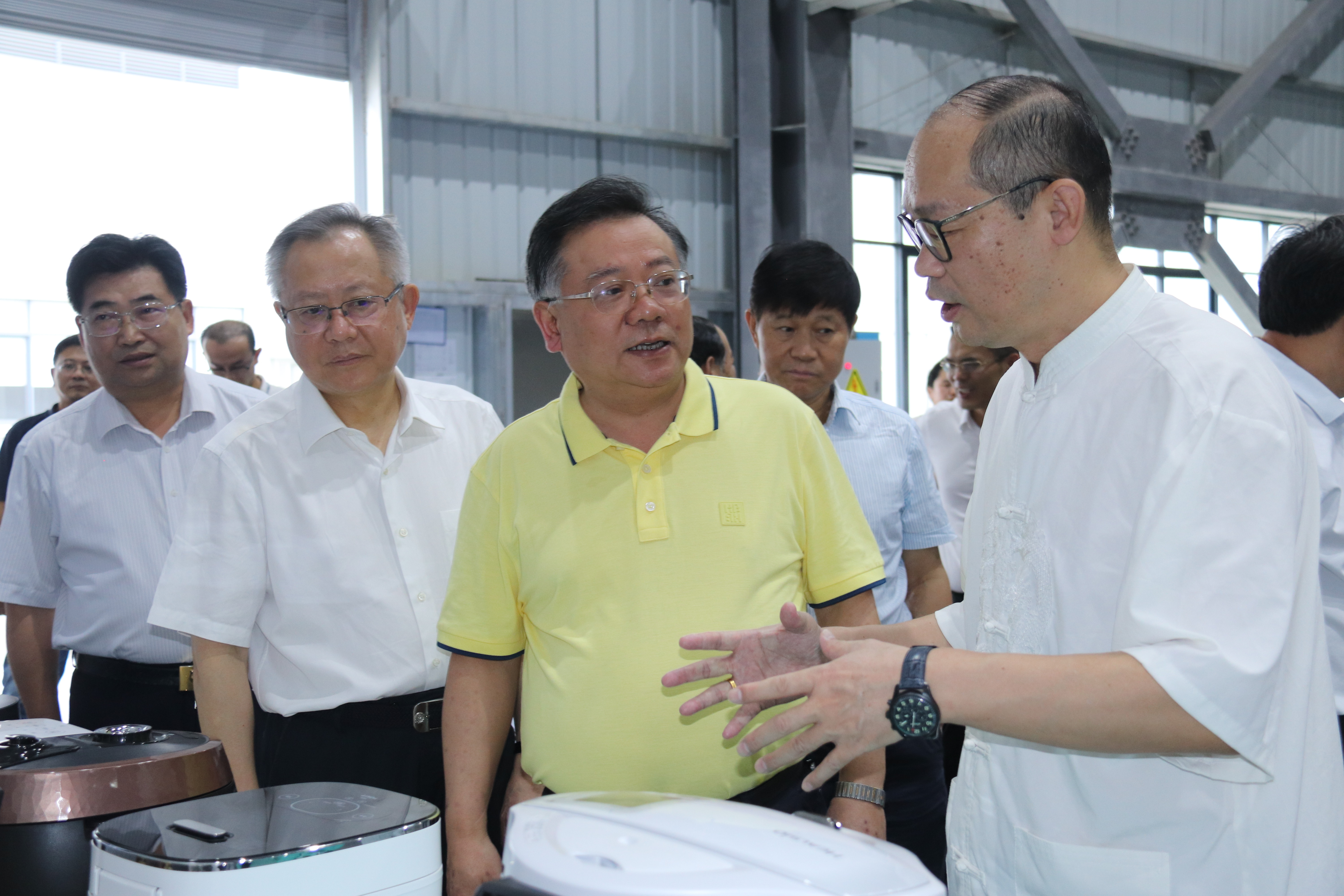 湖南省政協(xié)黨組成員、副主席易鵬飛等省政協(xié)赴邵陽經(jīng)開區(qū)zoty中欧体育官方网站產(chǎn)業(yè)項(xiàng)目調(diào)研團(tuán)一行
